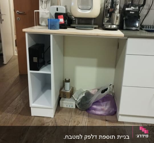 מכשירי מטבח על השיש, מדף פתוח עם חפצים